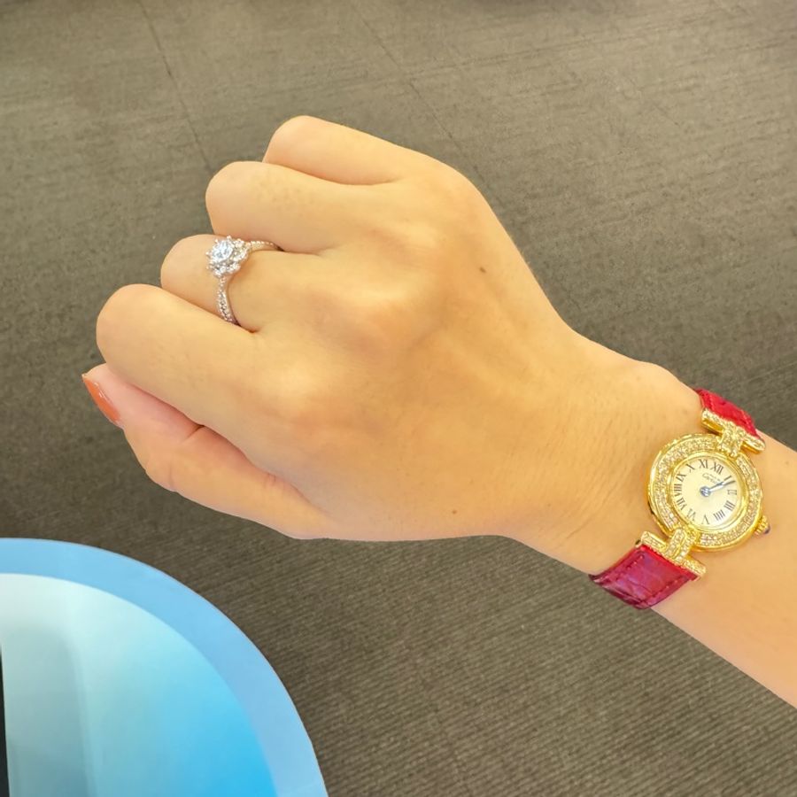 卡地亞Cartier 卡地亞小旋風 952銀包金 後鑲鑽石英女表,實物很閃耀,錶盤24mm,外觀精緻,靚麗奪目,亮紅色錶帶搭配金色錶盤更顯時尚氣質,佩戴效果猶如顯白神器-12