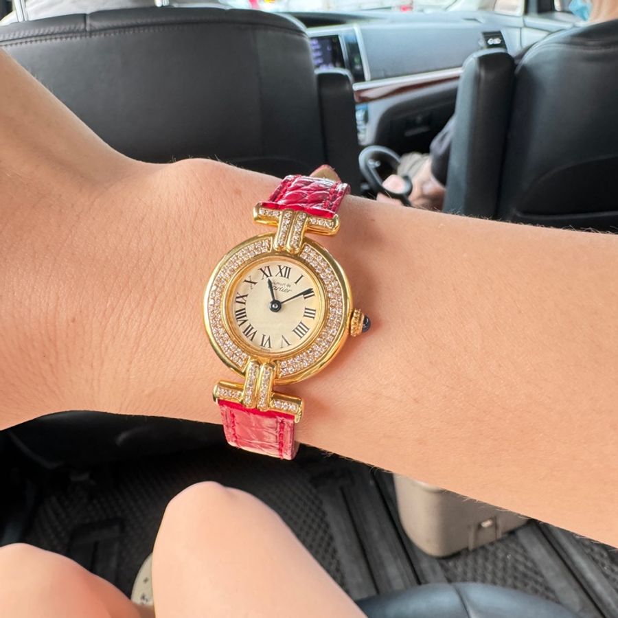 卡地亞Cartier 卡地亞小旋風 952銀包金 後鑲鑽石英女表,實物很閃耀,錶盤24mm,外觀精緻,靚麗奪目,亮紅色錶帶搭配金色錶盤更顯時尚氣質,佩戴效果猶如顯白神器-36