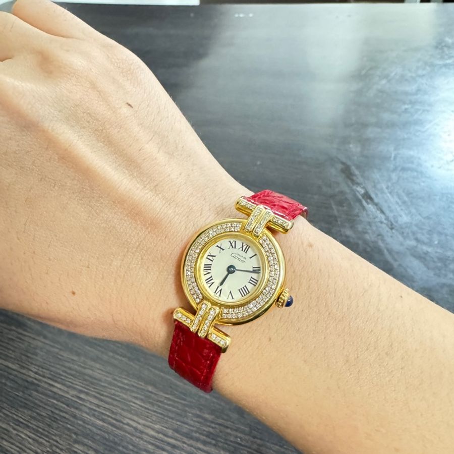 卡地亞Cartier 卡地亞小旋風 952銀包金 後鑲鑽石英女表,實物很閃耀,錶盤24mm,外觀精緻,靚麗奪目,亮紅色錶帶搭配金色錶盤更顯時尚氣質,佩戴效果猶如顯白神器-3