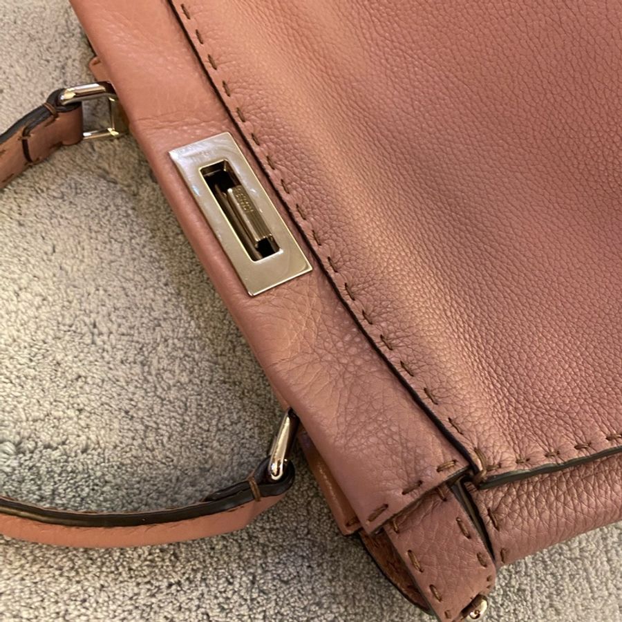 限時浮動特價❤️物美 能裝ipad11” Fendi Peekaboo 二手 很美 藕粉 顏色超美 好搭 斜背包 手提包 肩背包 附肩背帶-1