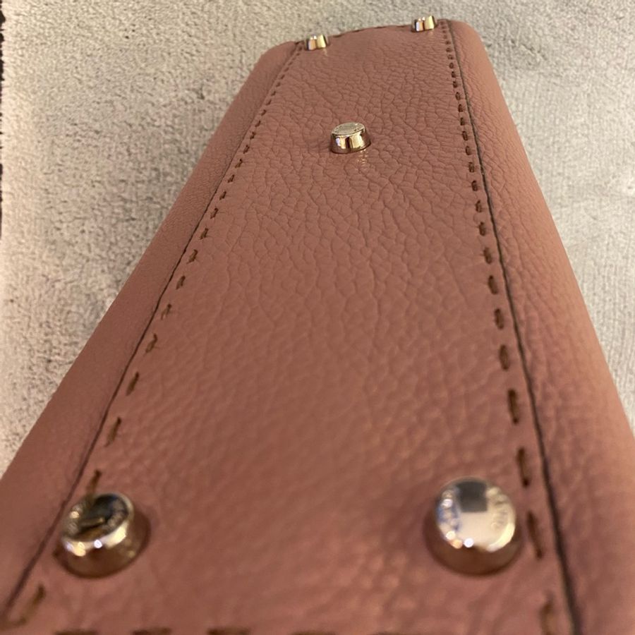 限時浮動特價❤️物美 能裝ipad11” Fendi Peekaboo 二手 很美 藕粉 顏色超美 好搭 斜背包 手提包 肩背包 附肩背帶-2