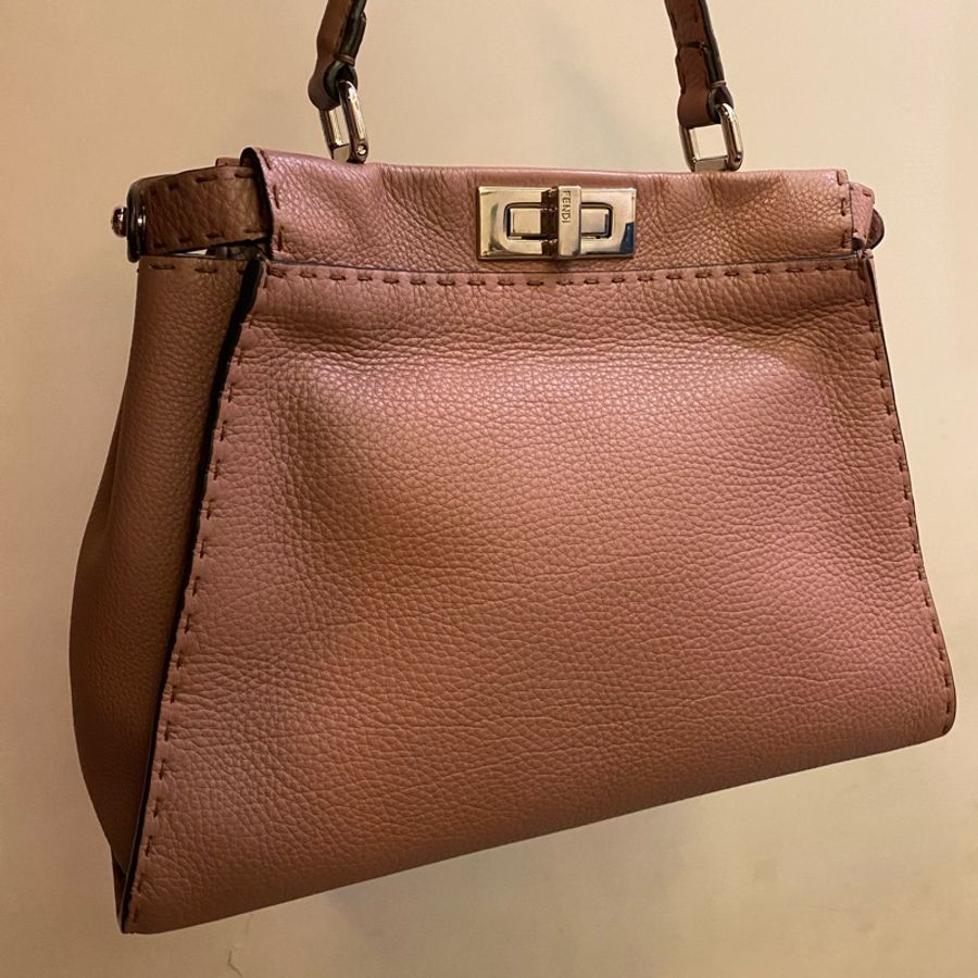 限時浮動特價❤️物美 能裝ipad11” Fendi Peekaboo 二手 很美 藕粉 顏色超美 好搭 斜背包 手提包 肩背包 附肩背帶-7