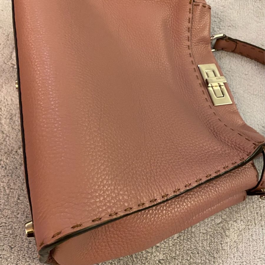 限時浮動特價❤️物美 能裝ipad11” Fendi Peekaboo 二手 很美 藕粉 顏色超美 好搭 斜背包 手提包 肩背包 附肩背帶-8