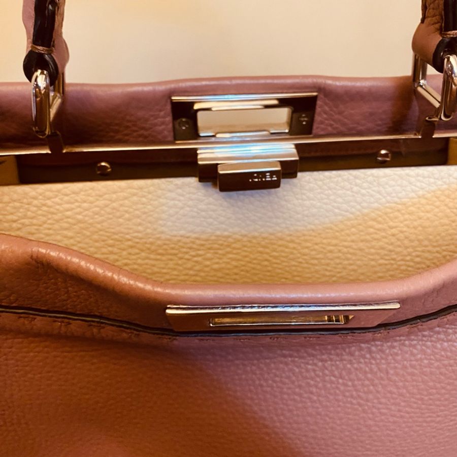 限時浮動特價❤️物美 能裝ipad11” Fendi Peekaboo 二手 很美 藕粉 顏色超美 好搭 斜背包 手提包 肩背包 附肩背帶-20