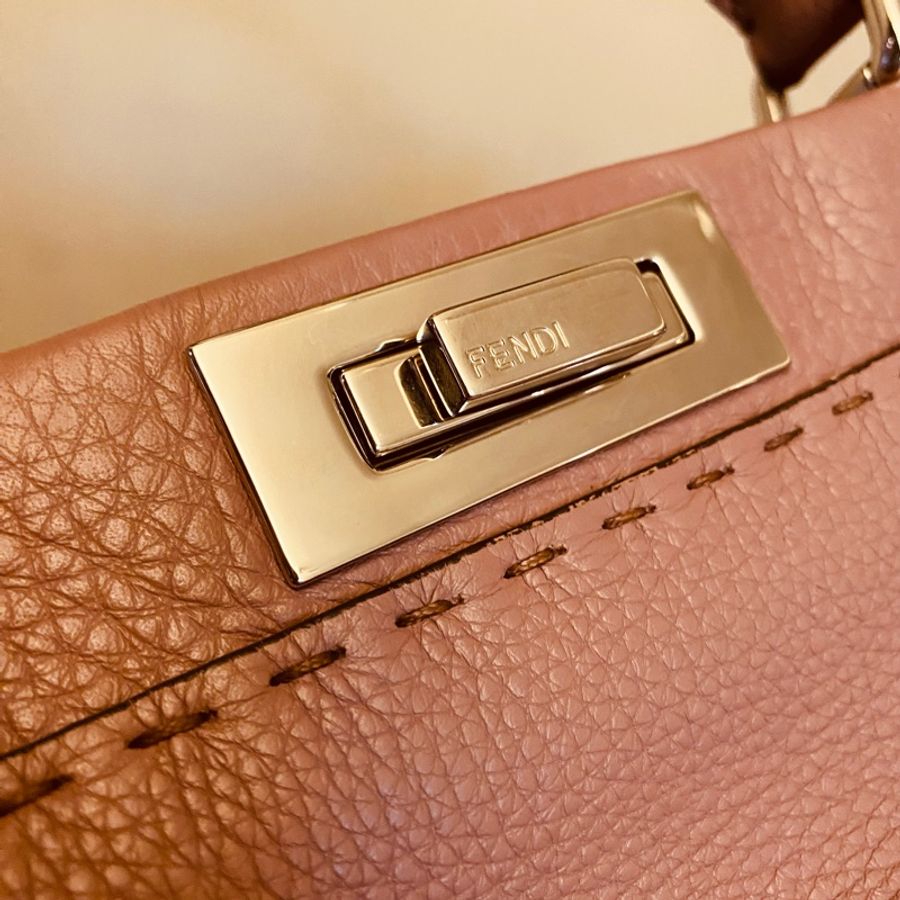 限時浮動特價❤️物美 能裝ipad11” Fendi Peekaboo 二手 很美 藕粉 顏色超美 好搭 斜背包 手提包 肩背包 附肩背帶-31