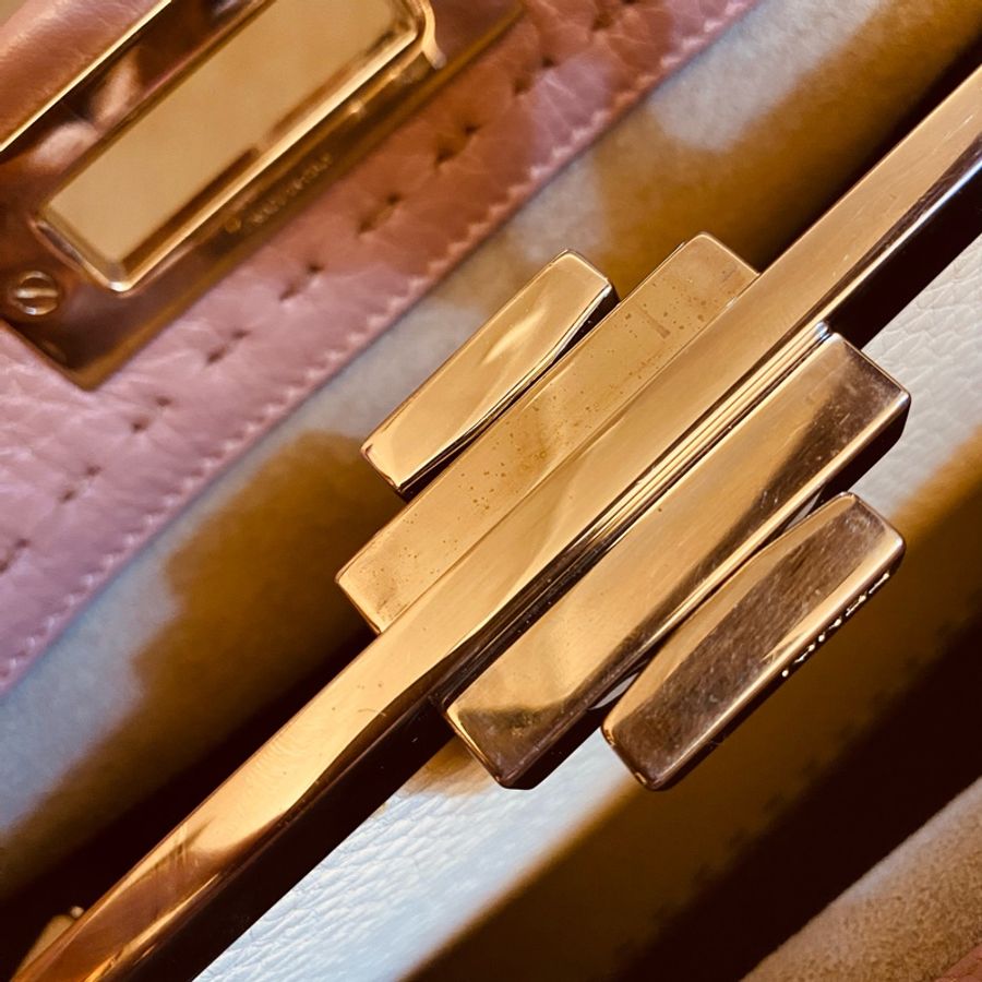 限時浮動特價❤️物美 能裝ipad11” Fendi Peekaboo 二手 很美 藕粉 顏色超美 好搭 斜背包 手提包 肩背包 附肩背帶-32