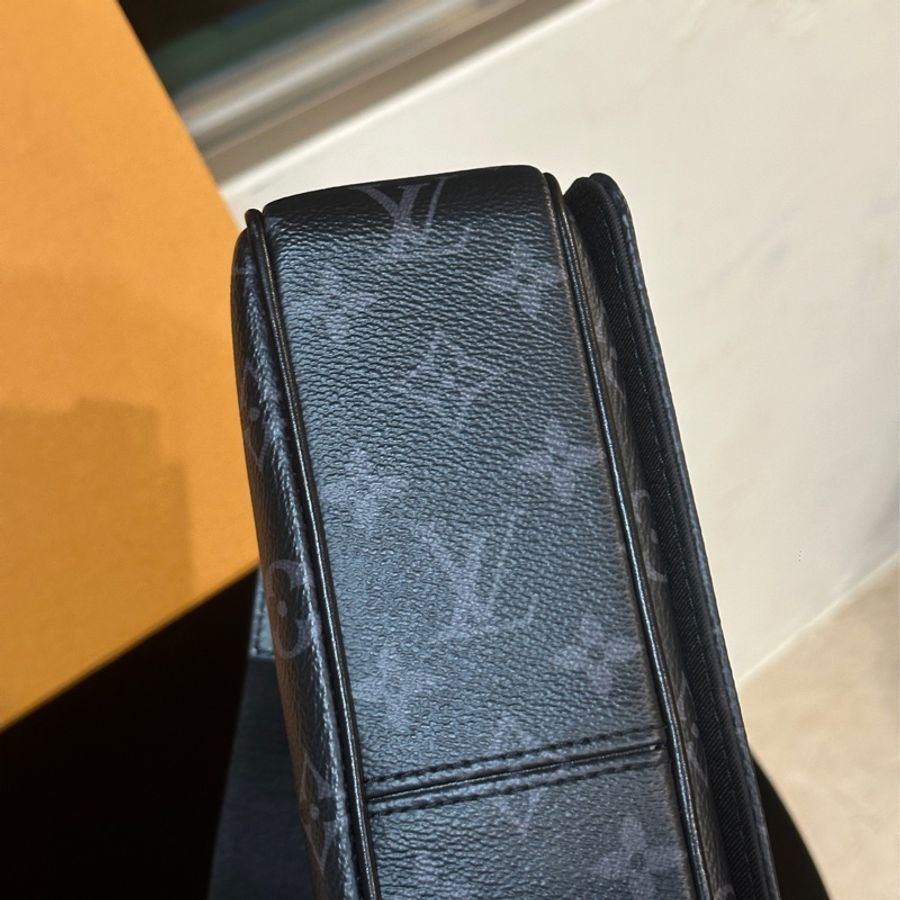 98新閒置釋出🔥Lv District 小號郵差包🖤配件齊全🔥-13