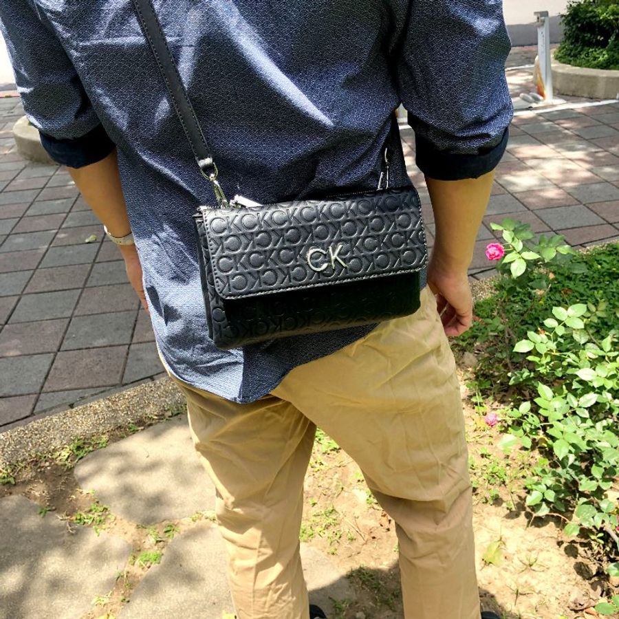 【極新】稀有款 Calvin Klein,CK LOGO壓紋雙層斜背包,肩背包,隨身包,手拿包,女包,逛街包,二手真品,正品,現貨-27