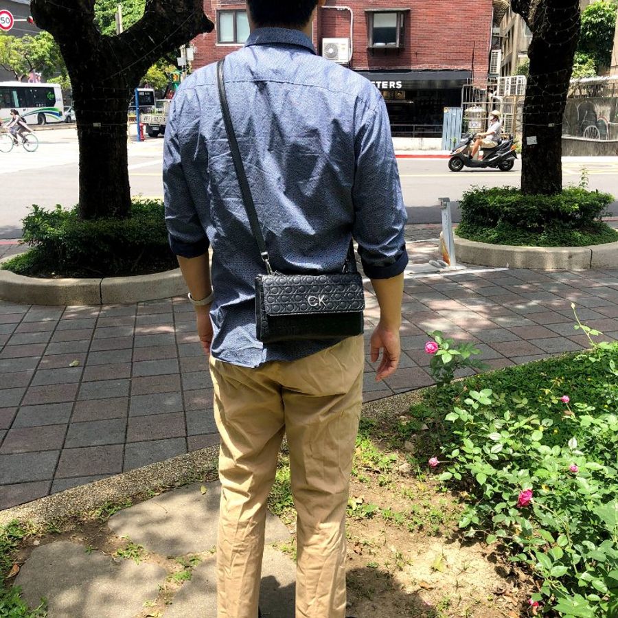 【極新】稀有款 Calvin Klein,CK LOGO壓紋雙層斜背包,肩背包,隨身包,手拿包,女包,逛街包,二手真品,正品,現貨-28