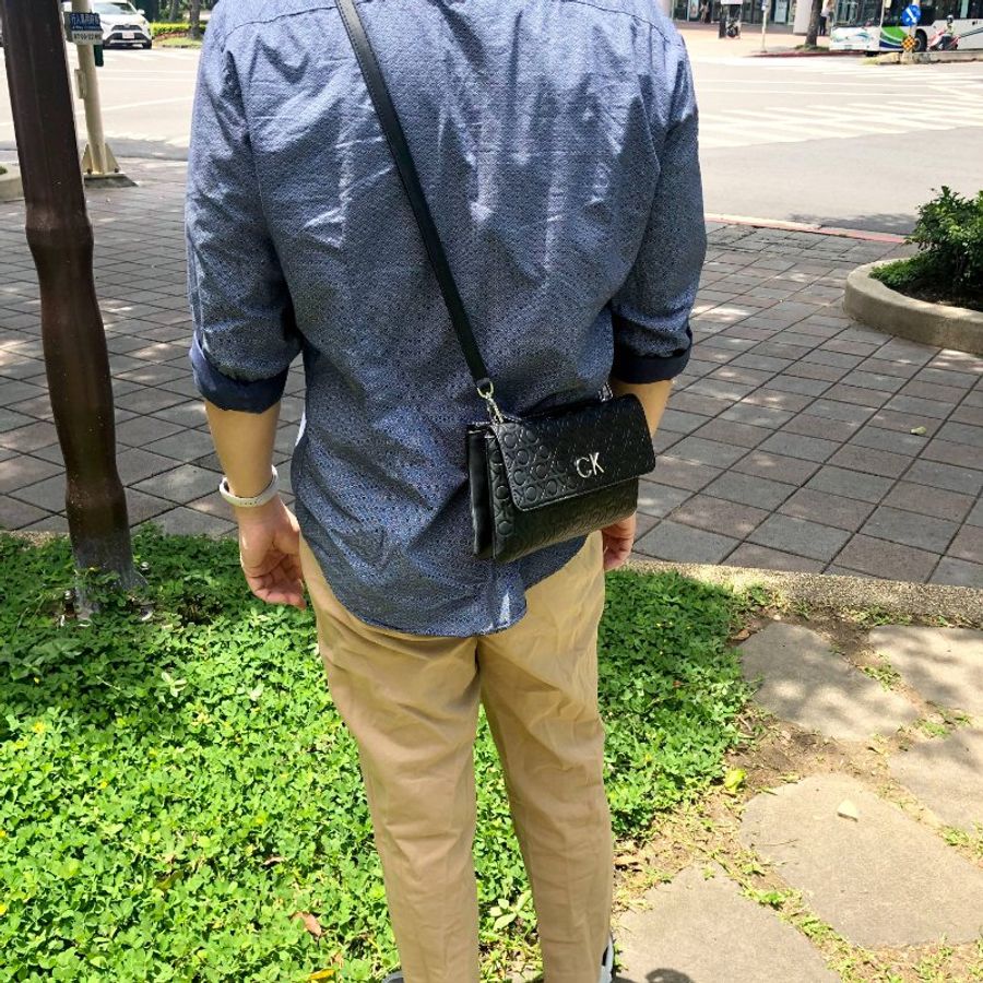 【極新】稀有款 Calvin Klein,CK LOGO壓紋雙層斜背包,肩背包,隨身包,手拿包,女包,逛街包,二手真品,正品,現貨-29
