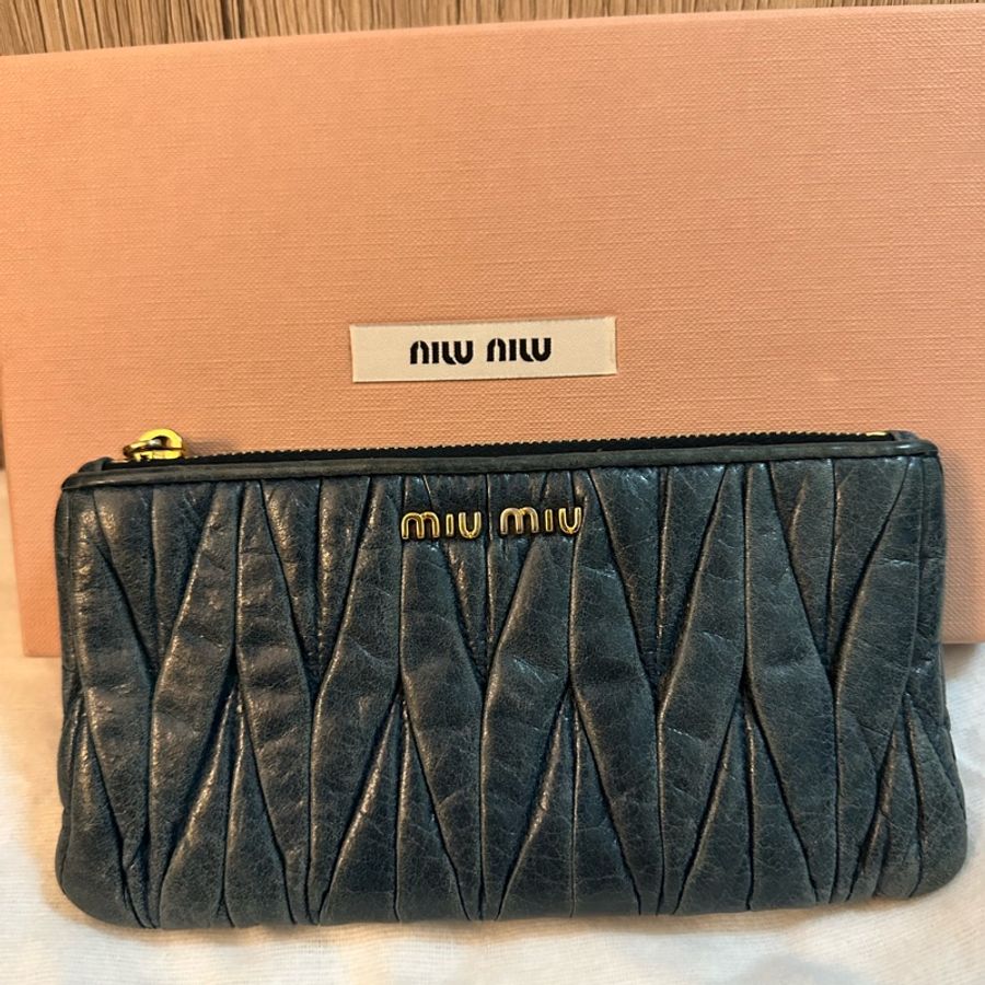 專櫃正品 MIU MIU 復古皮材質款單鏈薄長夾 藍色-1