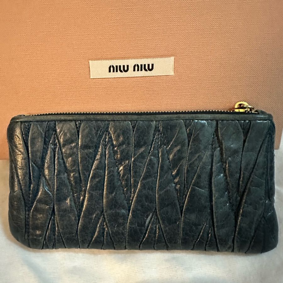 專櫃正品 MIU MIU 復古皮材質款單鏈薄長夾 藍色-2