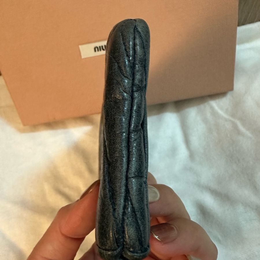 專櫃正品 MIU MIU 復古皮材質款單鏈薄長夾 藍色-12