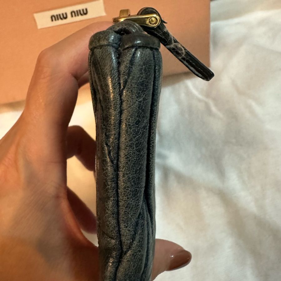 專櫃正品 MIU MIU 復古皮材質款單鏈薄長夾 藍色-14