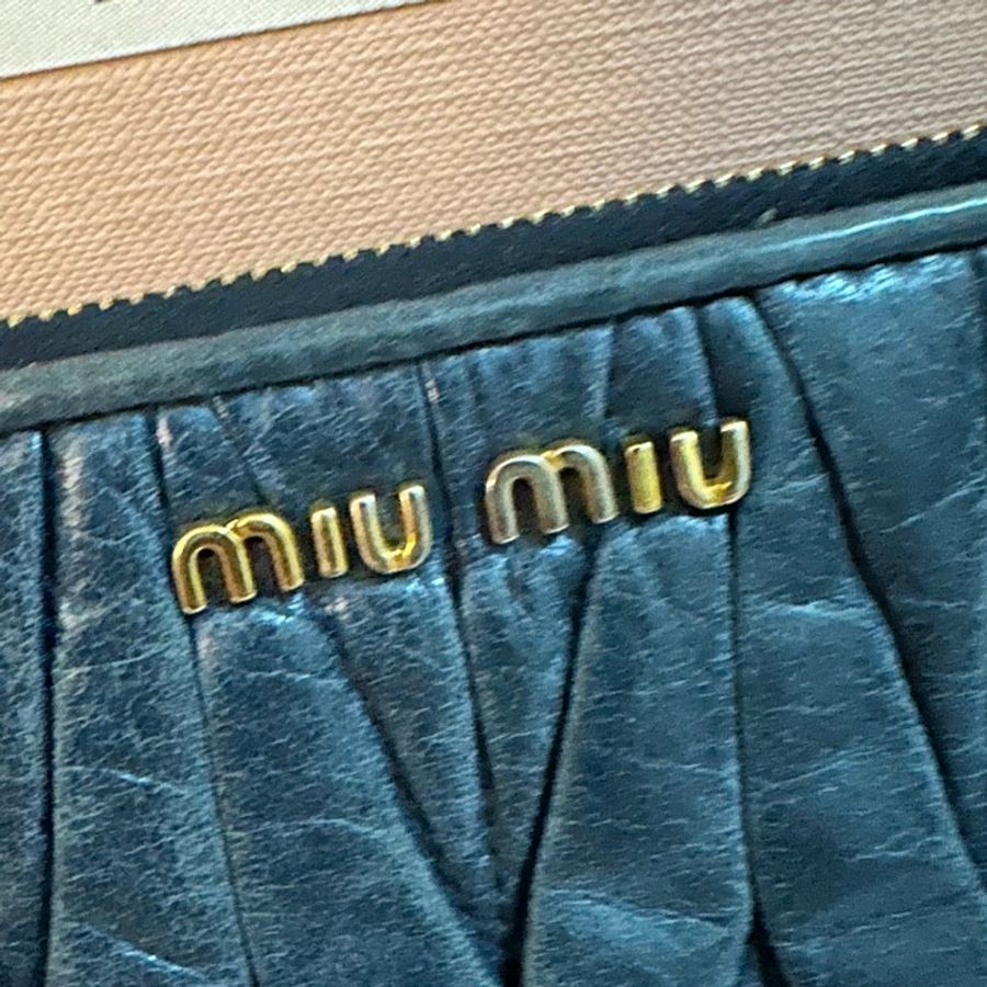 專櫃正品 MIU MIU 復古皮材質款單鏈薄長夾 藍色-26