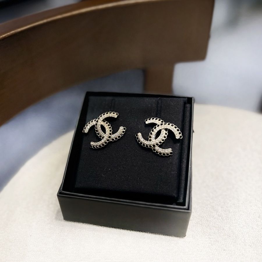 ► 全新 CHANEL 鑲嵌雙色水鑽設計穿式耳環(淡金x黑白)-0