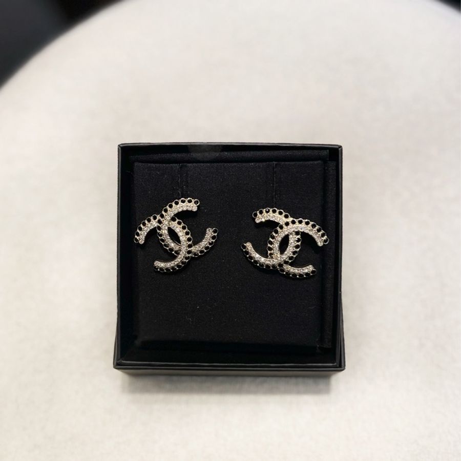 ► 全新 CHANEL 鑲嵌雙色水鑽設計穿式耳環(淡金x黑白)-1