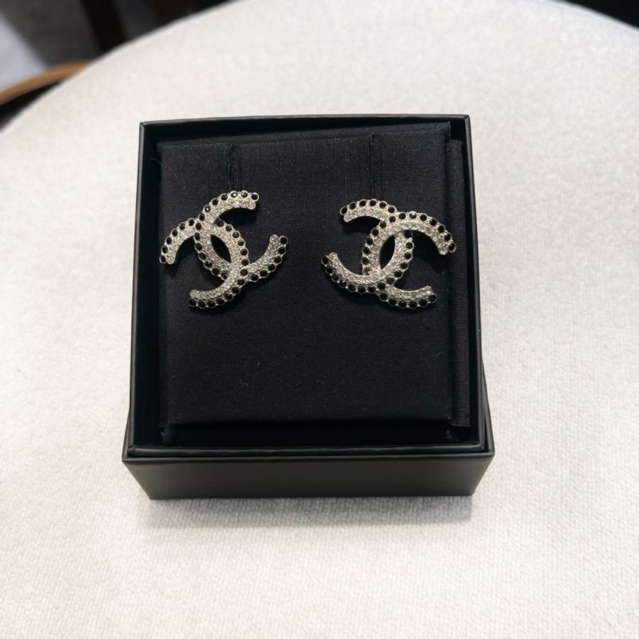 ► 全新 CHANEL 鑲嵌雙色水鑽設計穿式耳環(淡金x黑白)-2