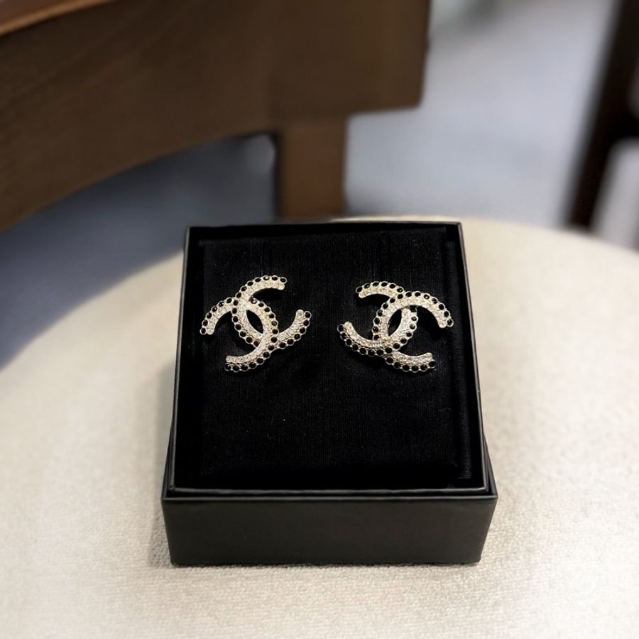 ► 全新 CHANEL 鑲嵌雙色水鑽設計穿式耳環(淡金x黑白)-3