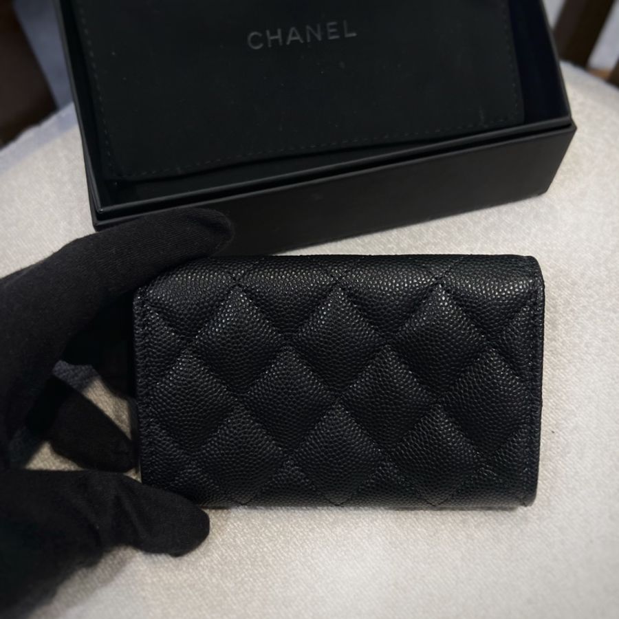 ► 全新 CHANEL 經典雙C金絲荔皮扣式零錢包-5