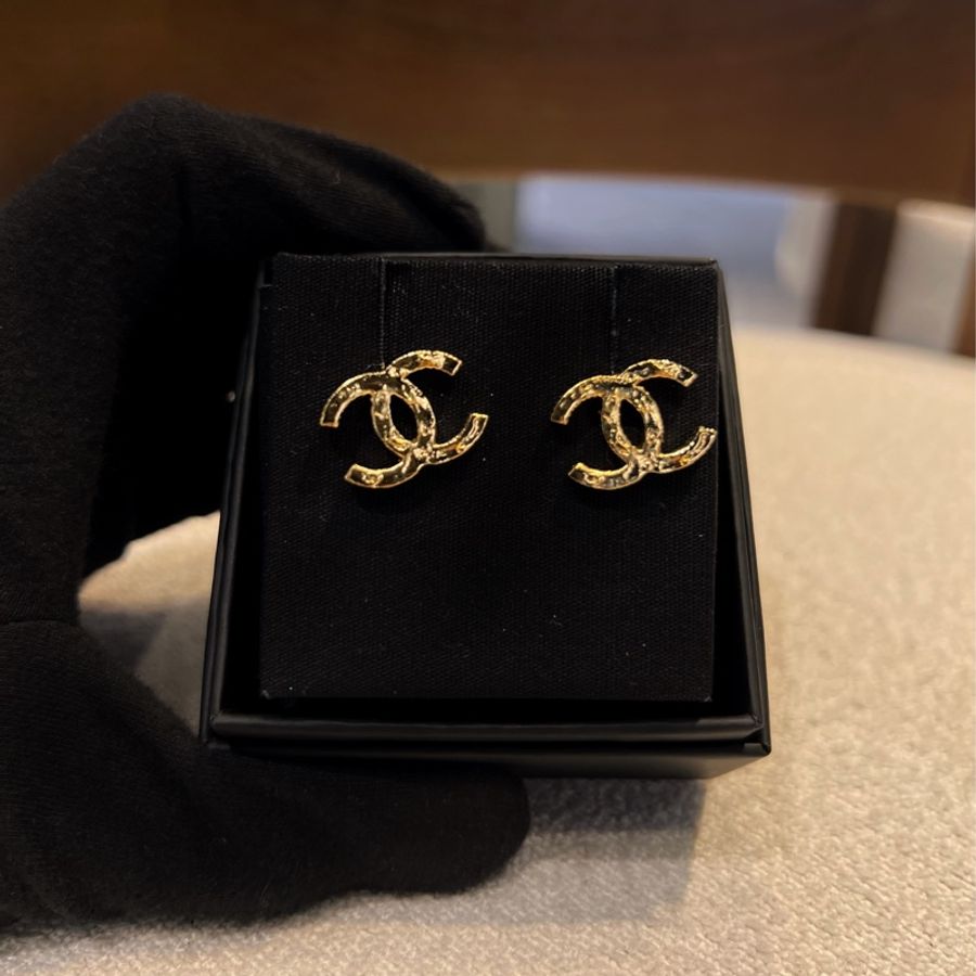 ►  全新 Chanel 雙C logo 金亮面耳環-1
