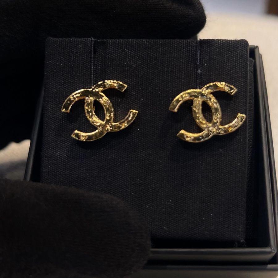 ►  全新 Chanel 雙C logo 金亮面耳環-4