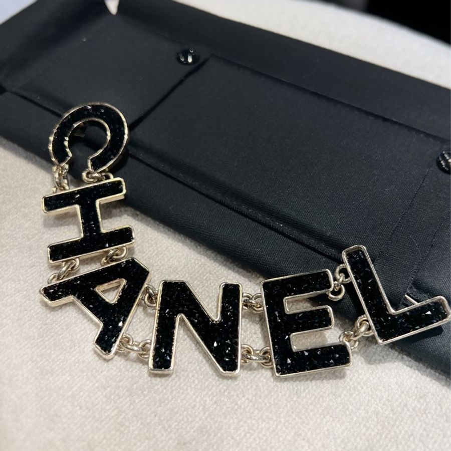 ► Chanel字母黑鑽胸針-0