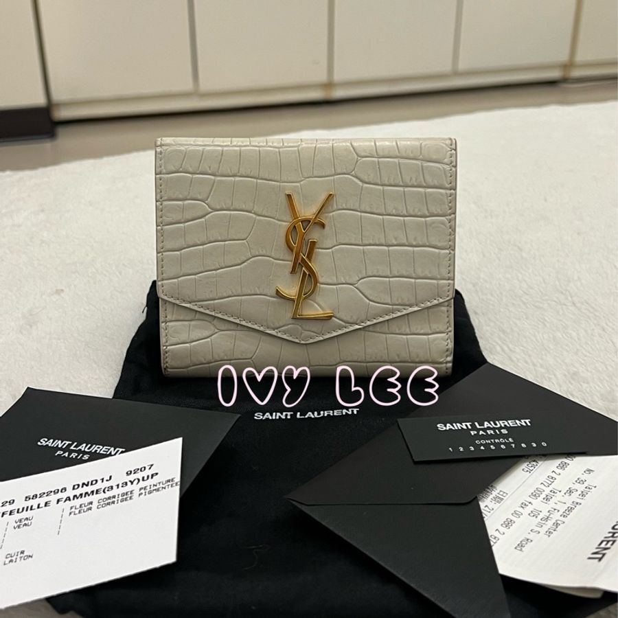 SAINT LAURENT 閃亮小牛皮鱷魚壓紋 Monogram Uptown 皮夾 白色復古短夾582296 二手精品-0