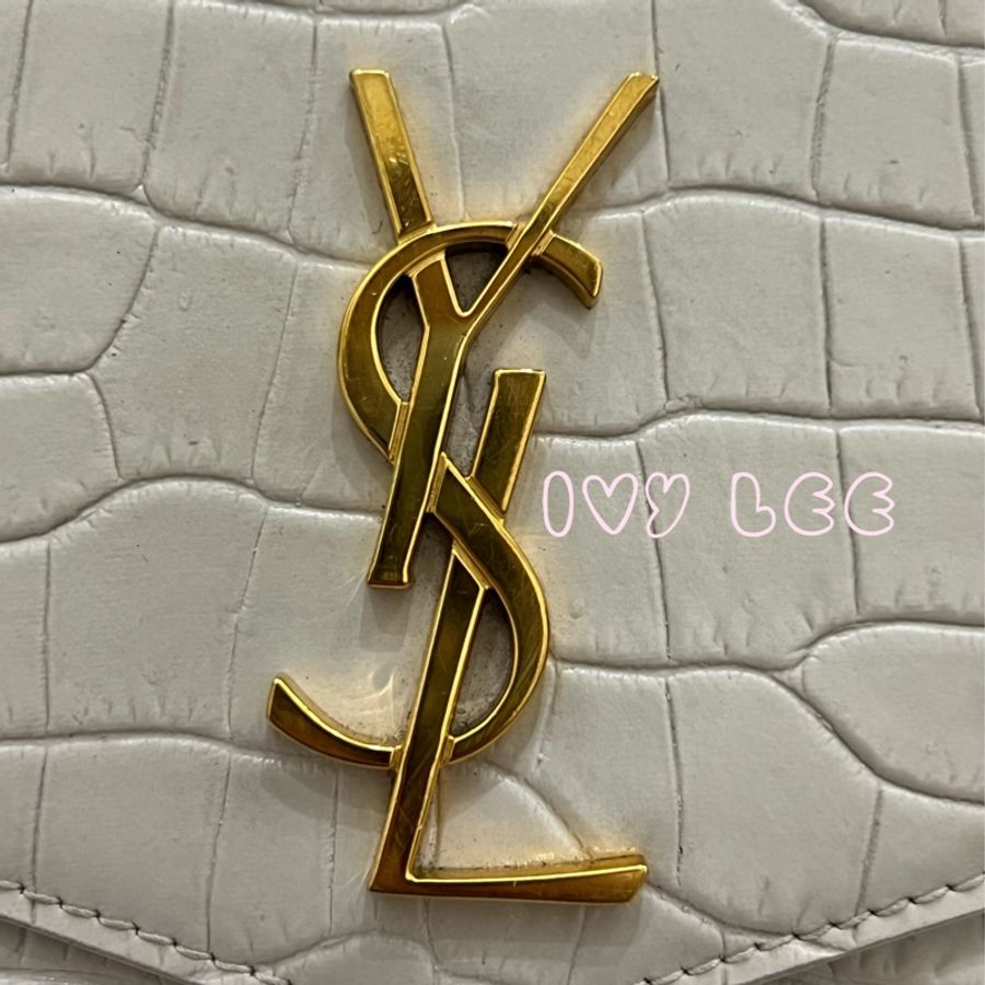 SAINT LAURENT 閃亮小牛皮鱷魚壓紋 Monogram Uptown 皮夾 白色復古短夾582296 二手精品-2