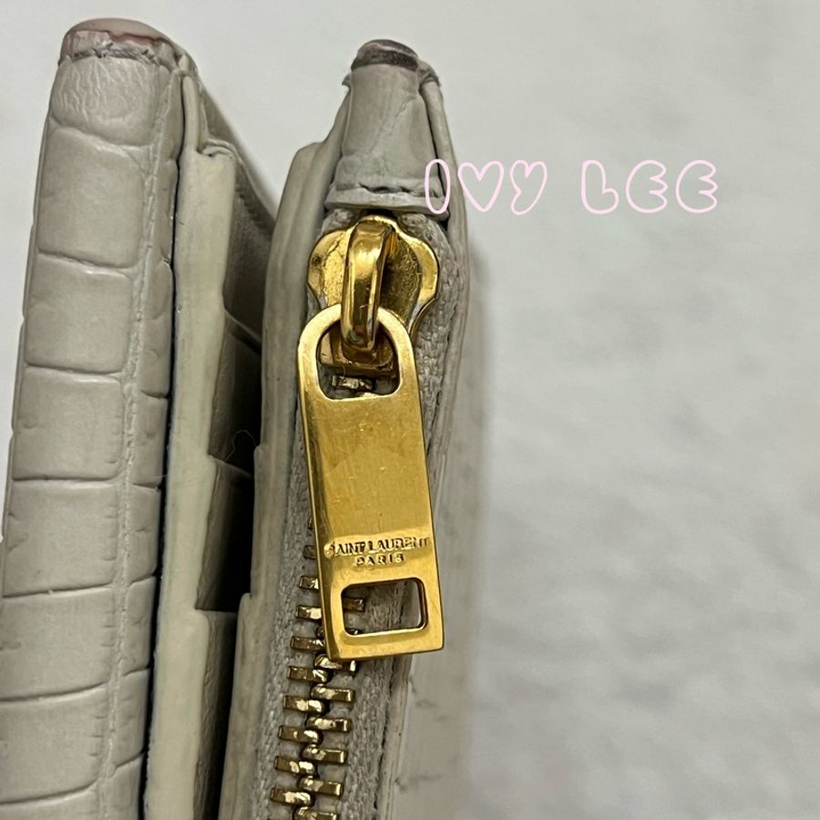 SAINT LAURENT 閃亮小牛皮鱷魚壓紋 Monogram Uptown 皮夾 白色復古短夾582296 二手精品-3