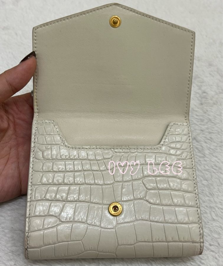 SAINT LAURENT 閃亮小牛皮鱷魚壓紋 Monogram Uptown 皮夾 白色復古短夾582296 二手精品-8