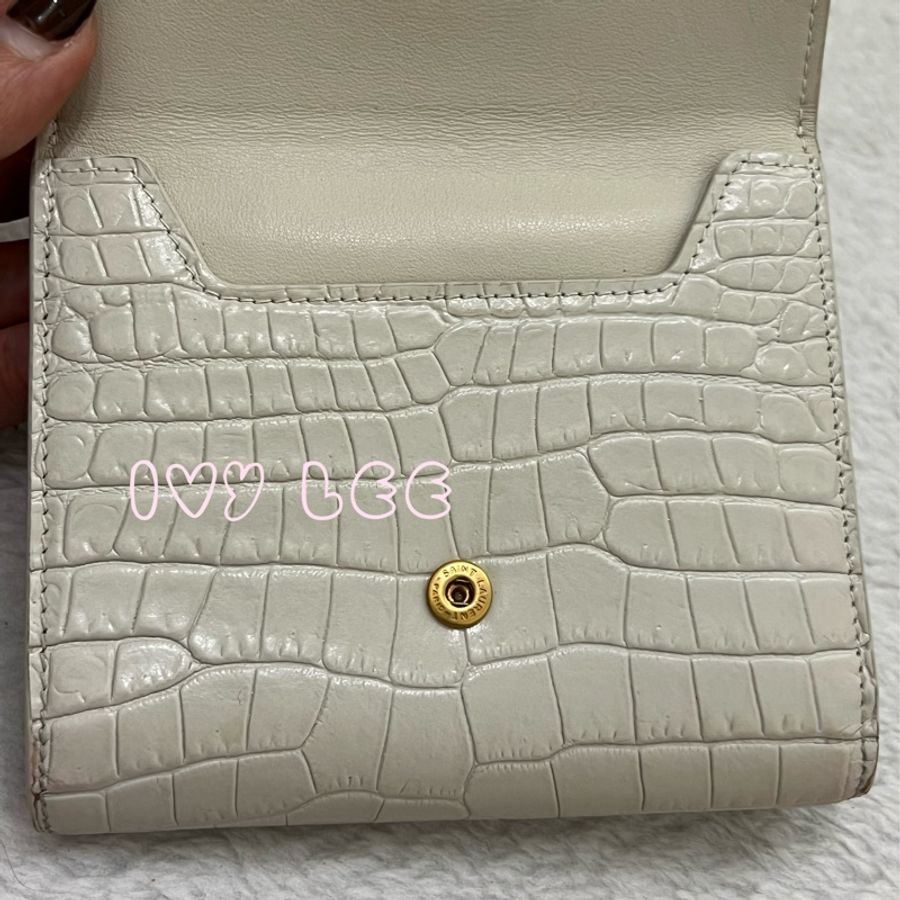 SAINT LAURENT 閃亮小牛皮鱷魚壓紋 Monogram Uptown 皮夾 白色復古短夾582296 二手精品-23