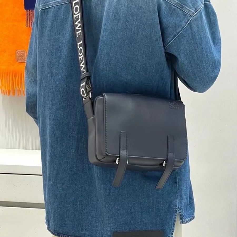 Loewe 深灰色
Military 郵差包 斜背包-1
