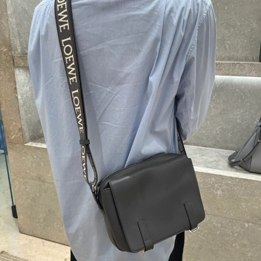 Loewe 深灰色
Military 郵差包 斜背包-2