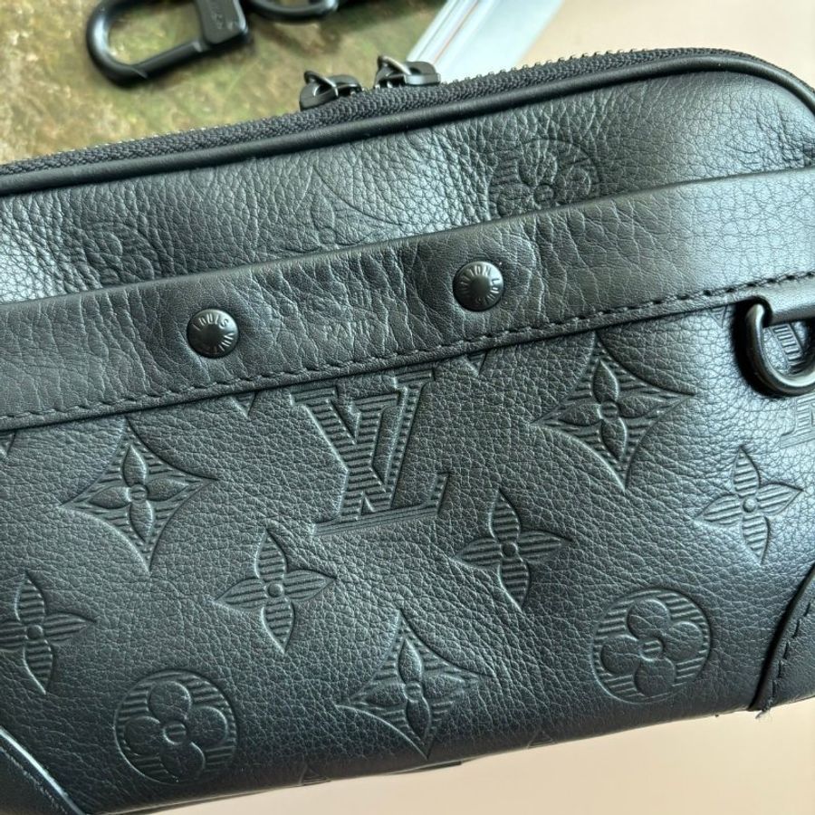 ::LOUIS VUITTON:: M82544 Alpha 可穿戴式錢包 黑色壓紋側背包-1