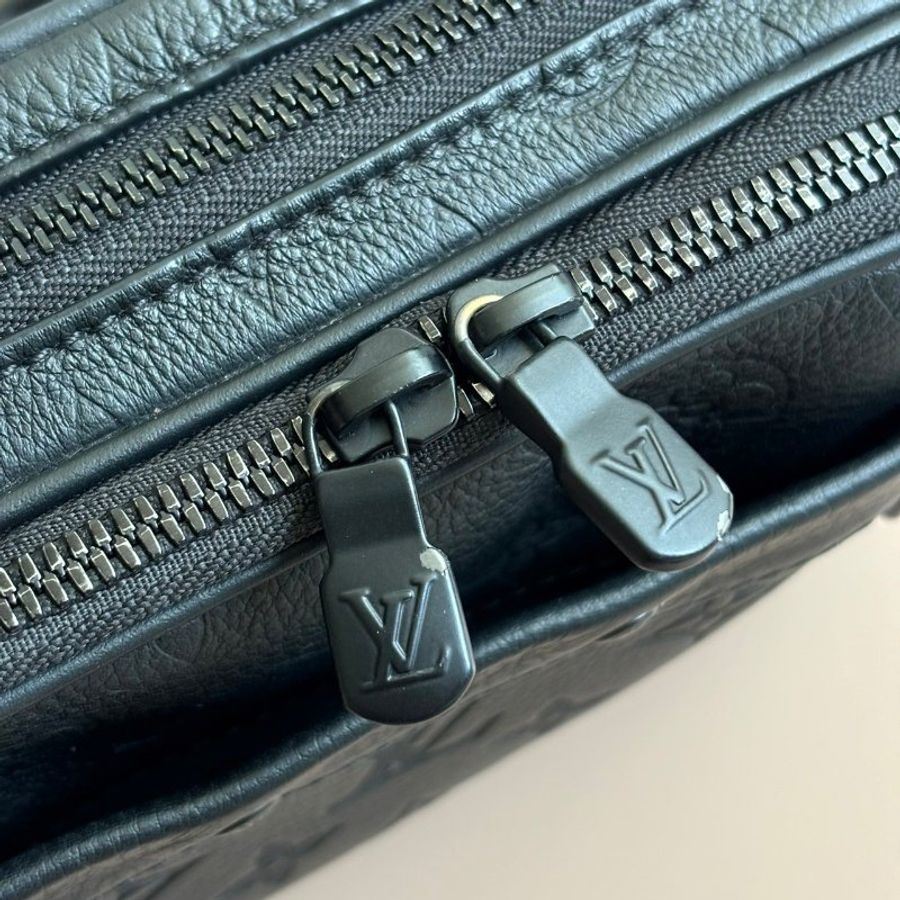 ::LOUIS VUITTON:: M82544 Alpha 可穿戴式錢包 黑色壓紋側背包-4