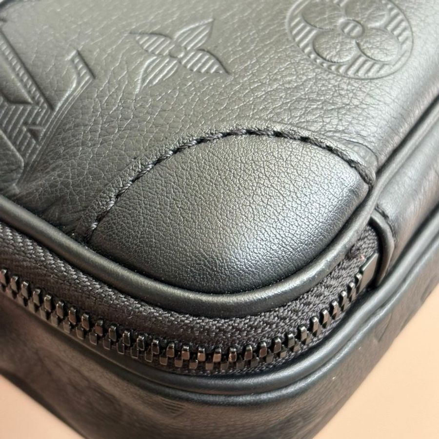::LOUIS VUITTON:: M82544 Alpha 可穿戴式錢包 黑色壓紋側背包-5