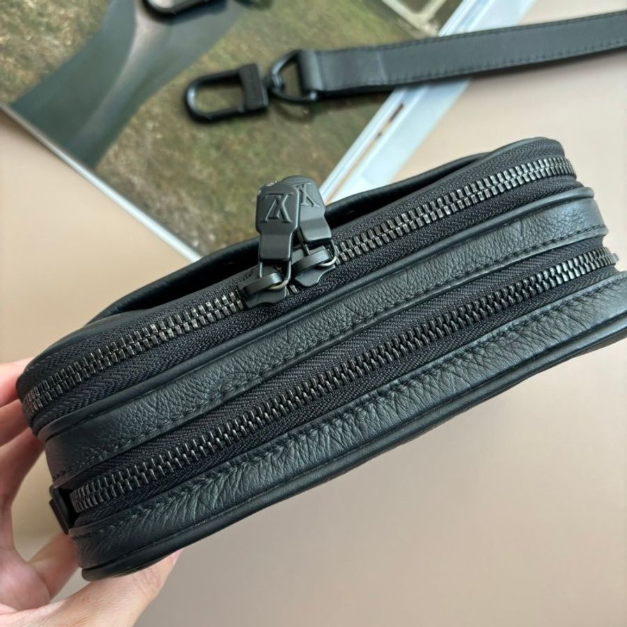 ::LOUIS VUITTON:: M82544 Alpha 可穿戴式錢包 黑色壓紋側背包-7