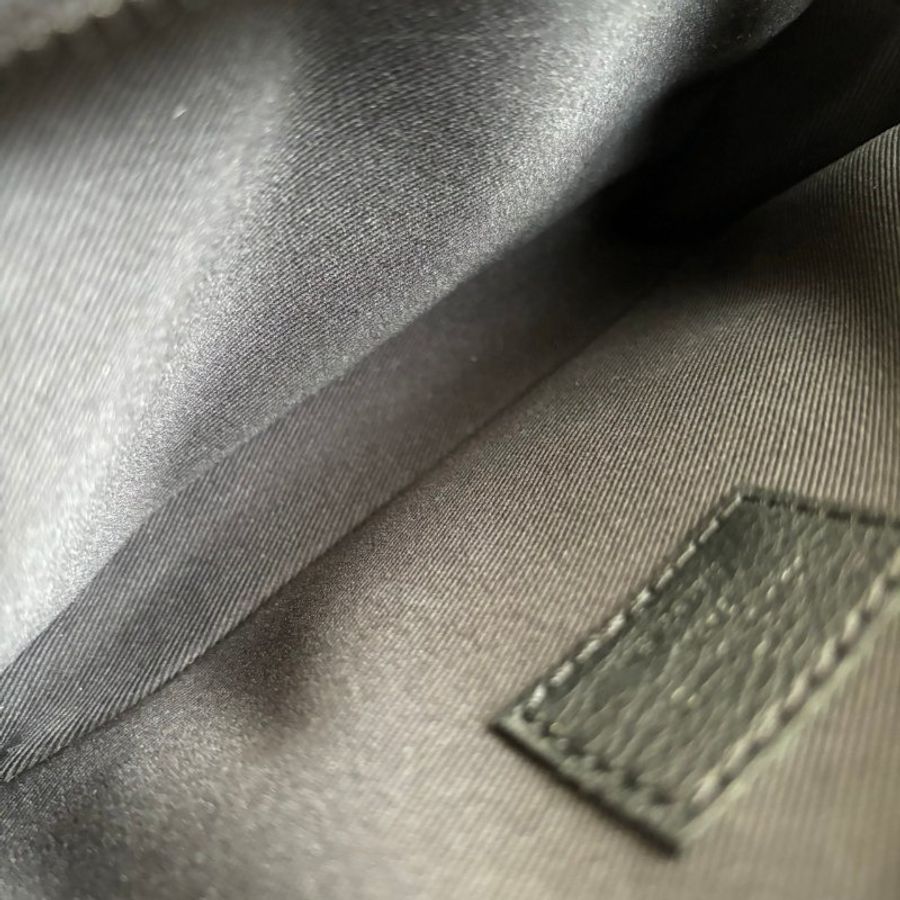 ::LOUIS VUITTON:: M82544 Alpha 可穿戴式錢包 黑色壓紋側背包-9
