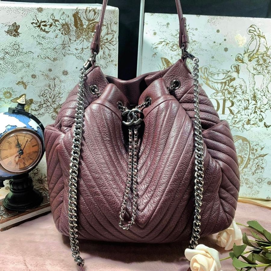 💥Chanel V紋雙C logo抽繩 鹿皮 酒紅色 水桶包(手提、側背、斜背)💥-2