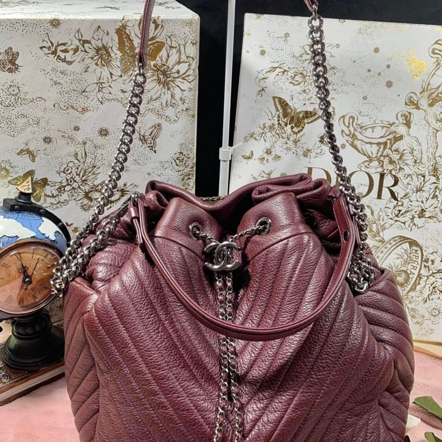 💥Chanel V紋雙C logo抽繩 鹿皮 酒紅色 水桶包(手提、側背、斜背)💥-10