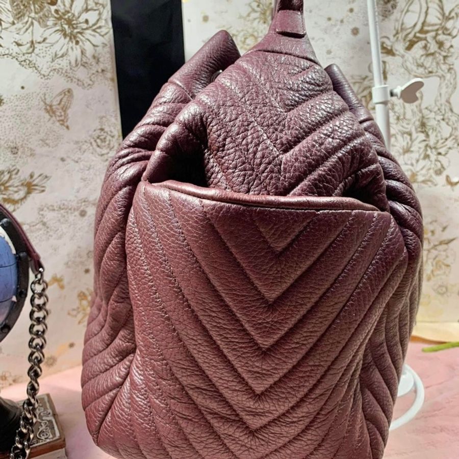 💥Chanel V紋雙C logo抽繩 鹿皮 酒紅色 水桶包(手提、側背、斜背)💥-12