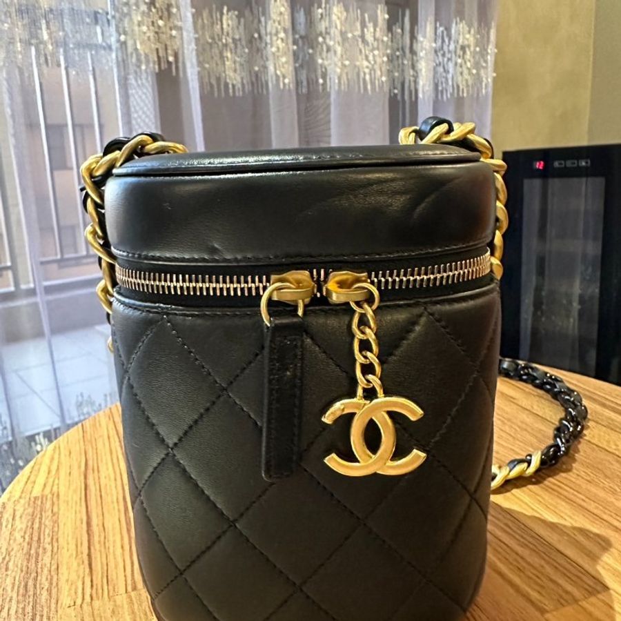 CHANEL 大全配黑色小羊皮圓桶雙色金鏈化妝箱-5