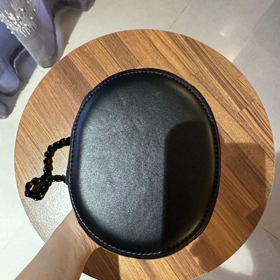 CHANEL 大全配黑色小羊皮圓桶雙色金鏈化妝箱-7