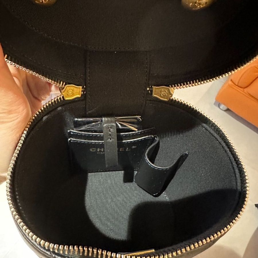 CHANEL 大全配黑色小羊皮圓桶雙色金鏈化妝箱-8