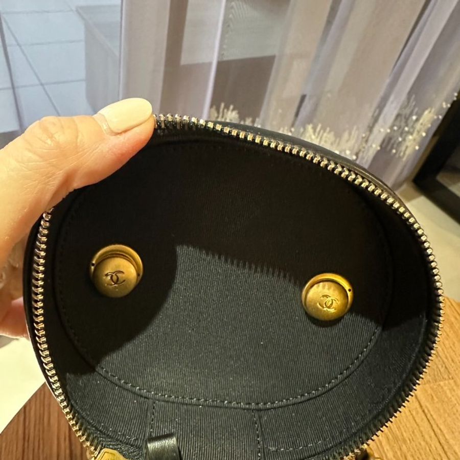 CHANEL 大全配黑色小羊皮圓桶雙色金鏈化妝箱-11