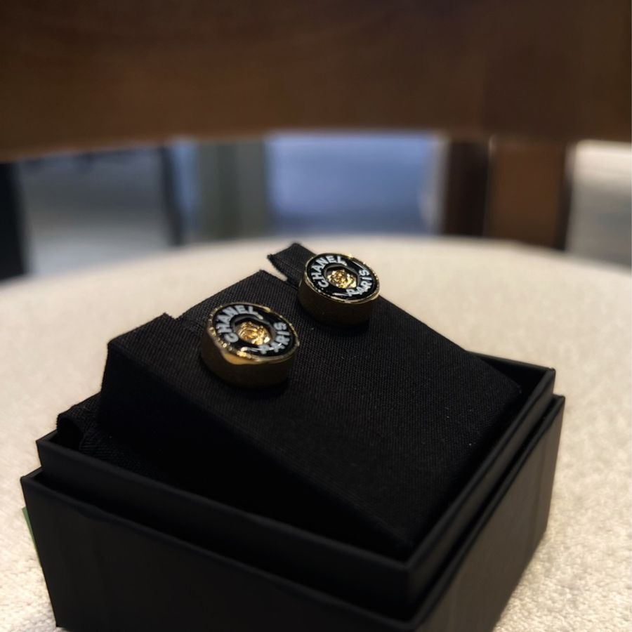 ► 全新 Chanel 黑色小鈕扣圓形金邊耳環-0