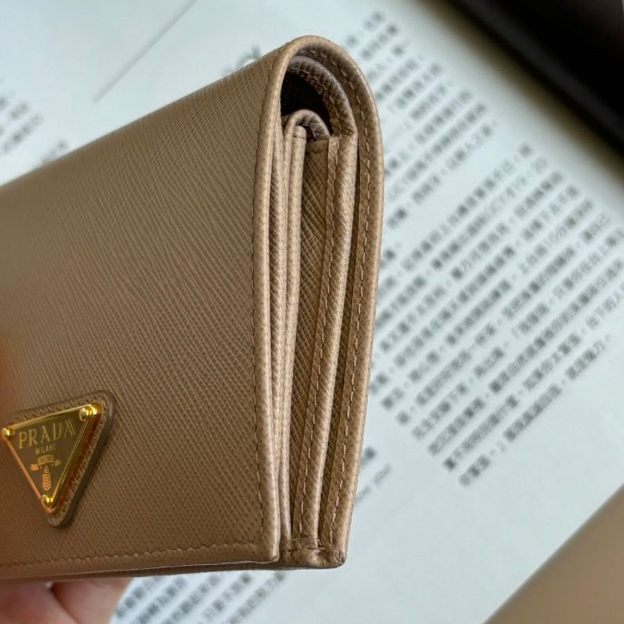 ::PRADA:: Saffiano 奶茶色防刮牛皮 對開短夾-4