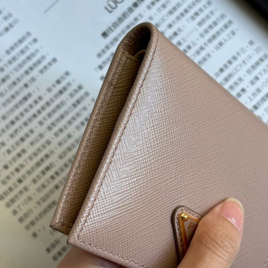 ::PRADA:: Saffiano 奶茶色防刮牛皮 對開短夾-5