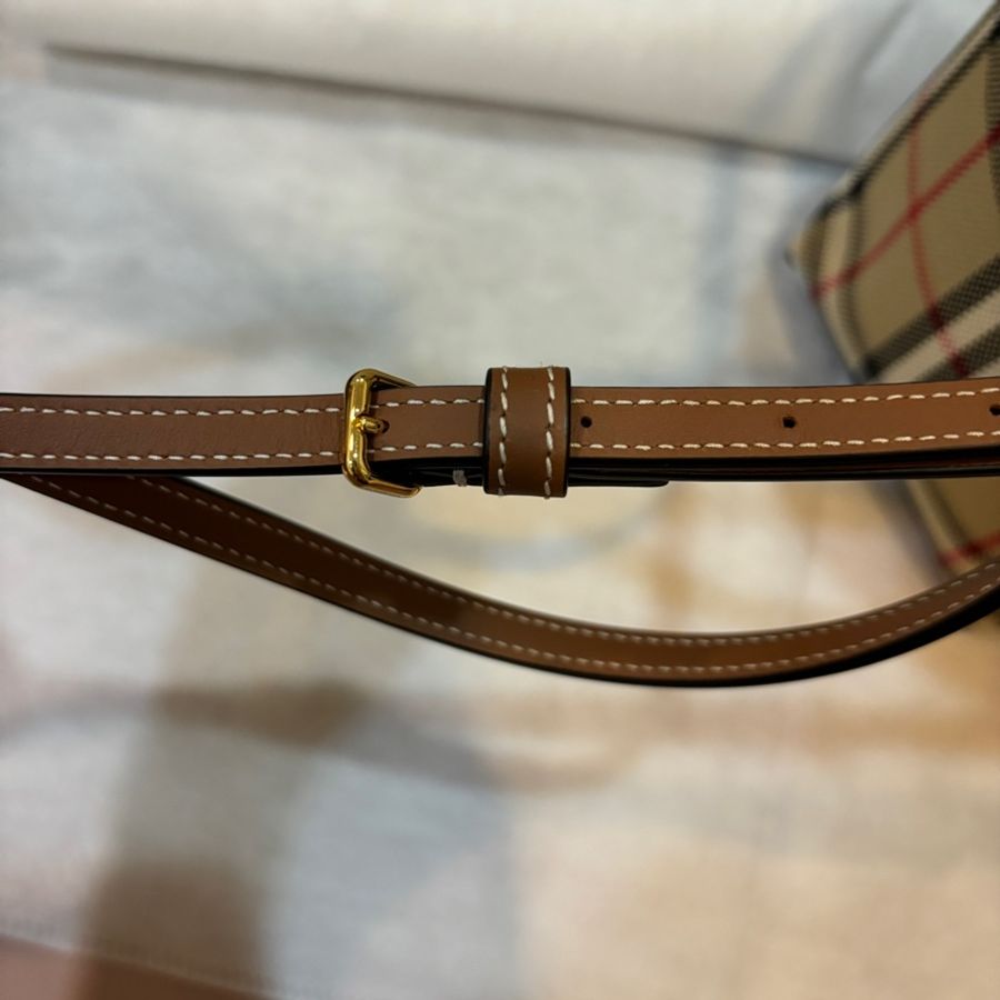 BURBERRY迷你水桶包-4